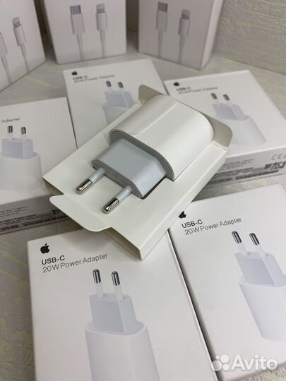 Блоки зарядки и провода iPhone