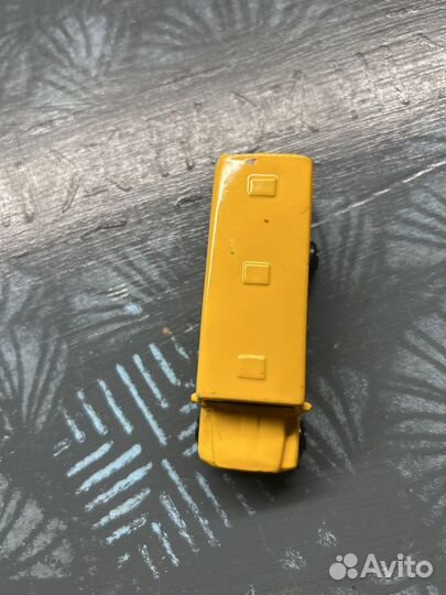 Модель автомобиля шлольный автобус maisto