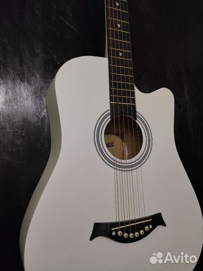 Акустическая гитара матовая, белая. Размер 7/8