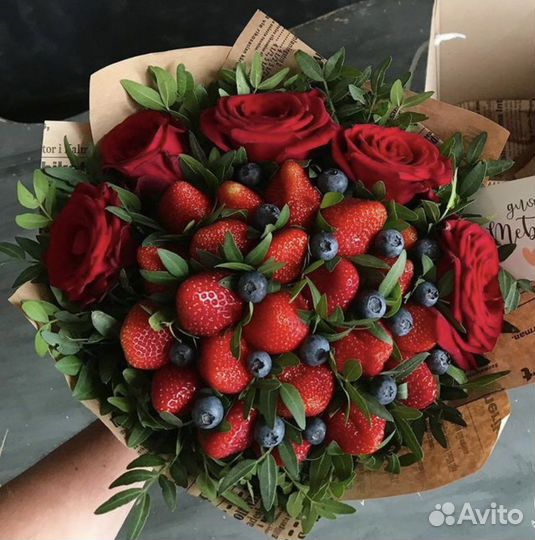 Съедобный букет из фруктов и клубники