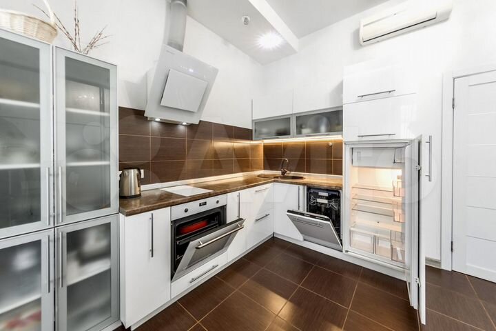 2-к. квартира, 72 м², 1/4 эт.