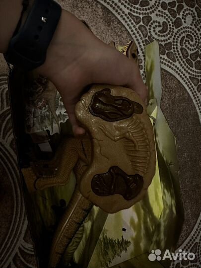 Динозавр на пульте управления