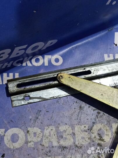 Передний левый стеклоподъемник Газ Волга 31105