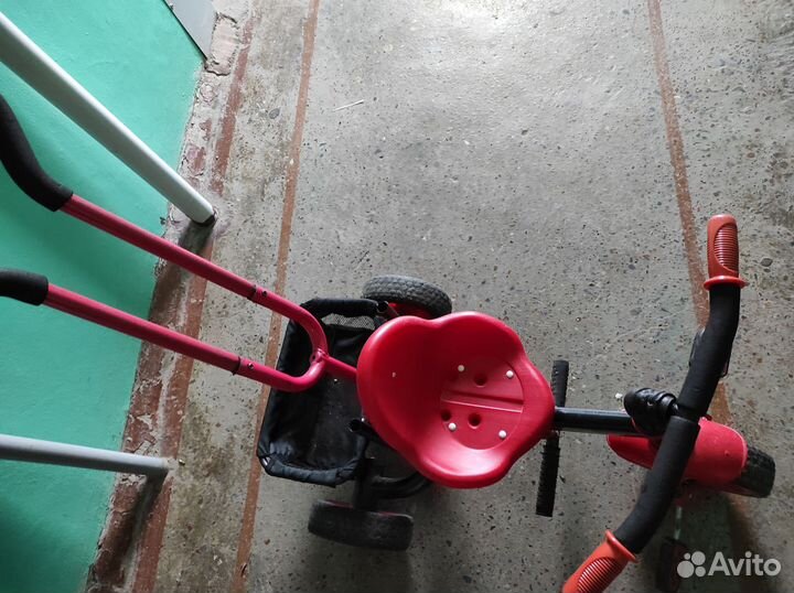 Трёхколёсный велосипед с ручкой