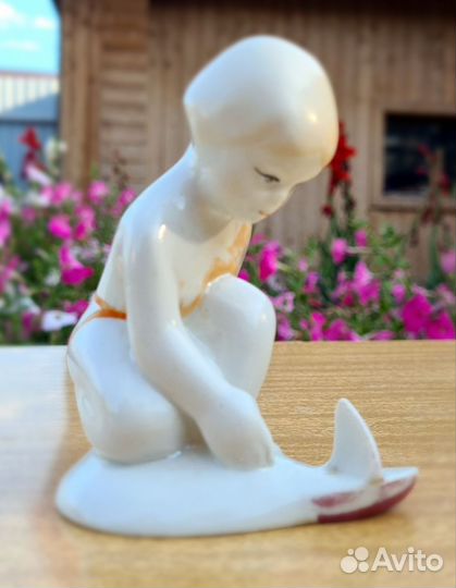 Фарфоровая статуэтка 