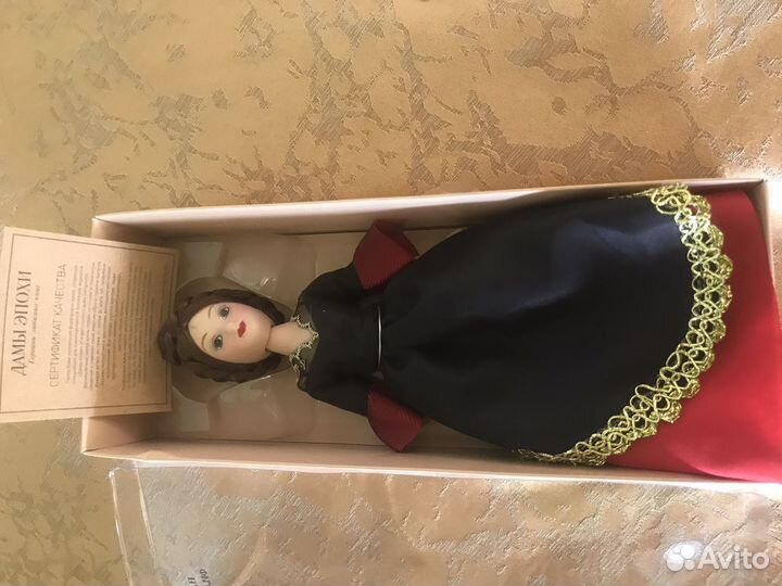 Коллекционная фарфоровые кукла