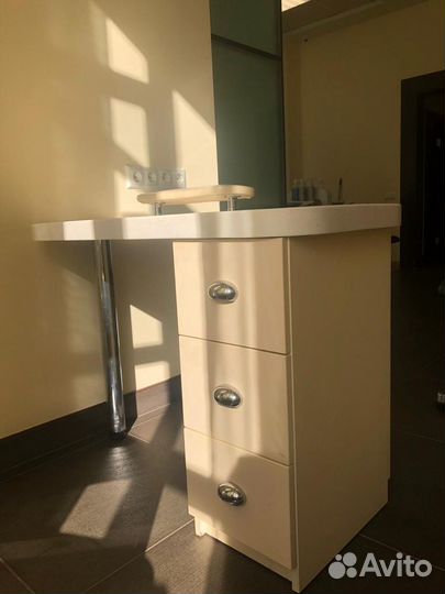 Стол маникюрный