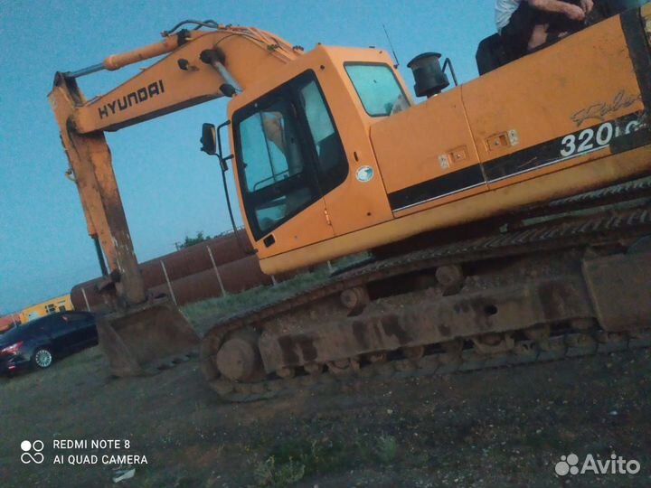 Гусеничный экскаватор