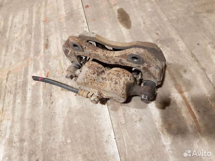 Суппорт передний Mitsubishi Outlander 1