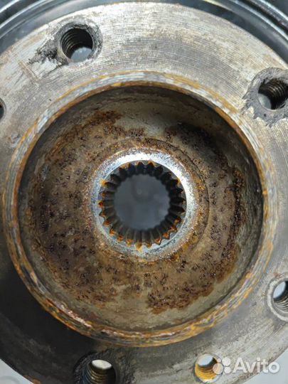 Поворотный кулак передний правый Nissan Terrano