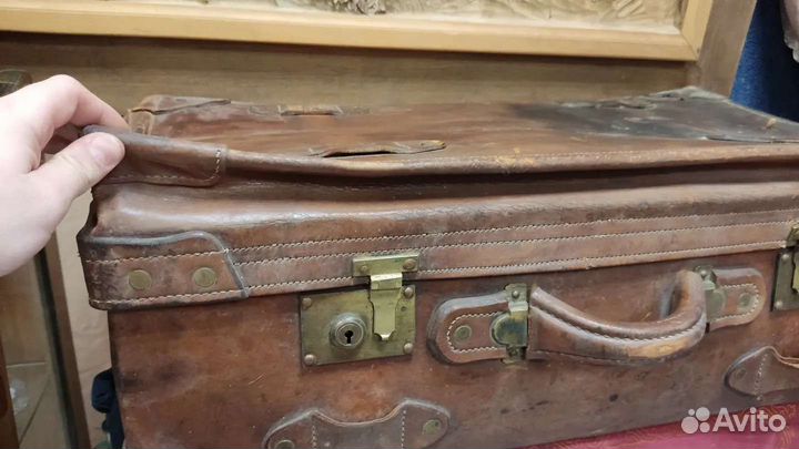 Старинный кожаный чемодан