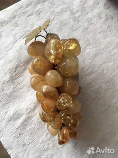 Виноградные гроздья из натурального камня