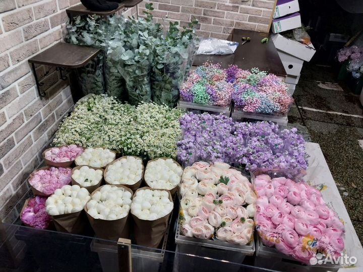 Белые пионы букет эвкалипт ранункулюсы