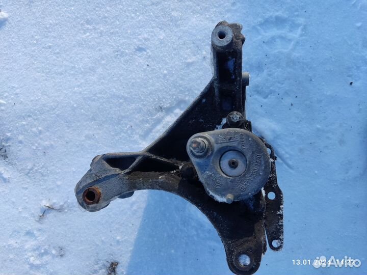 Кронштейн натяжителя Mercedes m111