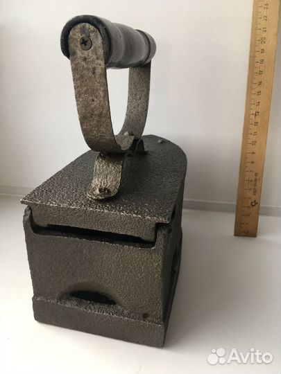 Старинный угольный утюг