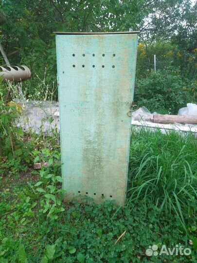 Два газовых баллона и шкаф