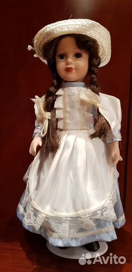 Кукла коллекционная на подставке