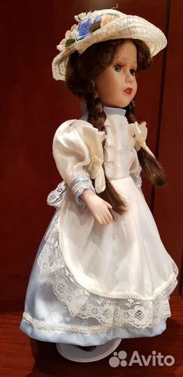 Кукла коллекционная на подставке