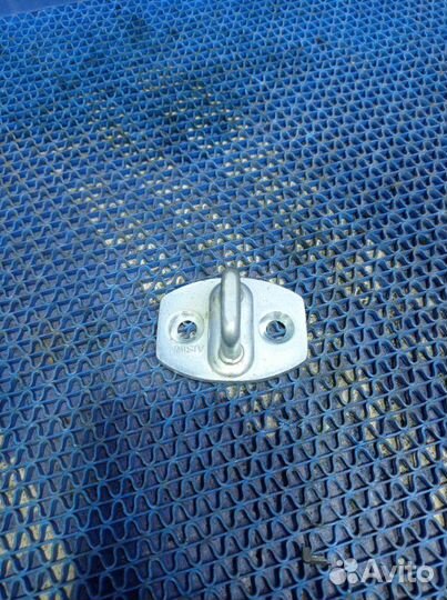 Ответная часть замка двери Toyota Auris хэтчбек