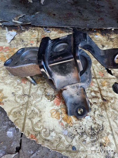 Правая подушка двигателя 1nzfe