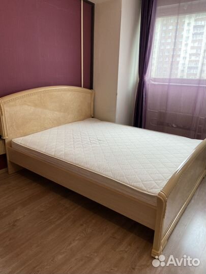 Кровать двухспальная с матрасом 160 200