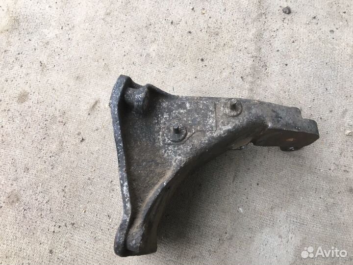 Кронштейн двигателя правый Фольксваген пассат б4