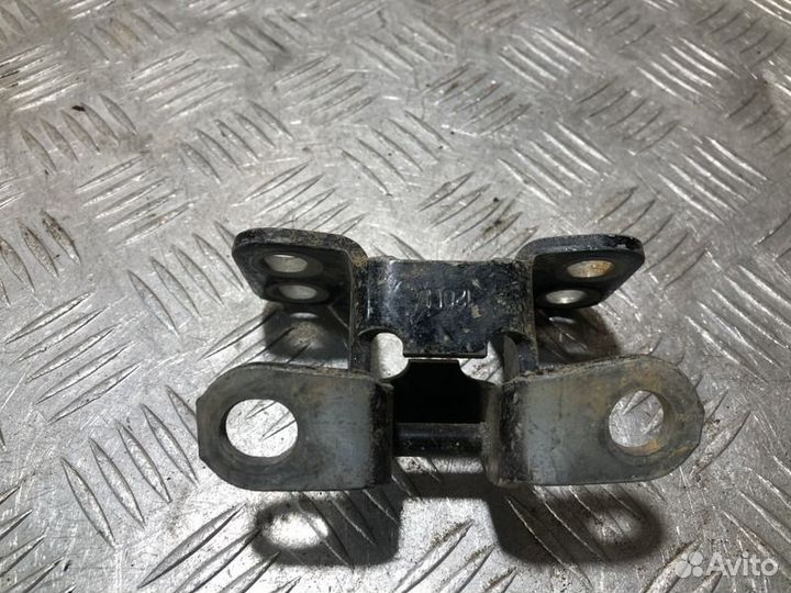 Петля багажника левая Toyota Rav 4 2006 2013