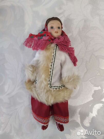 Кукла фарфоровая