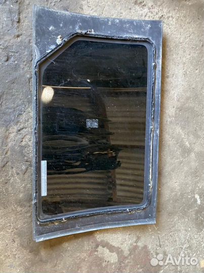 Стекло боковое среднее левое Dodge Caravan