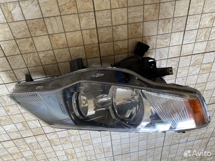 Правая передняя фара на Mitsubishi Outlander XL
