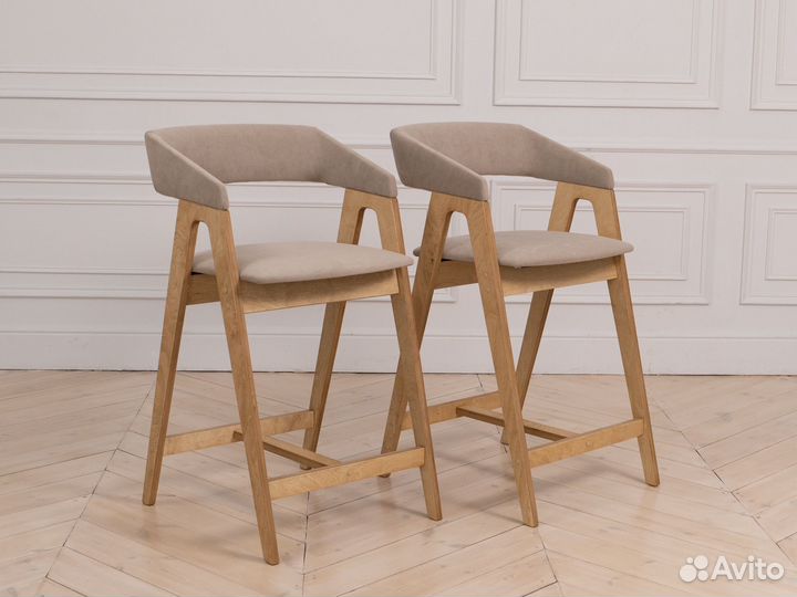 Полубарный стул