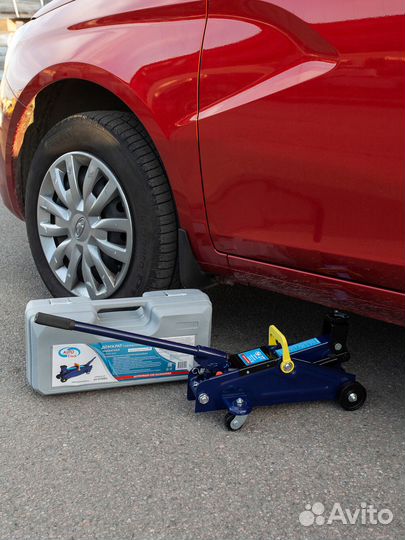 Домкрат подкатной 2 т. Autovirazh в кейсе 145-300