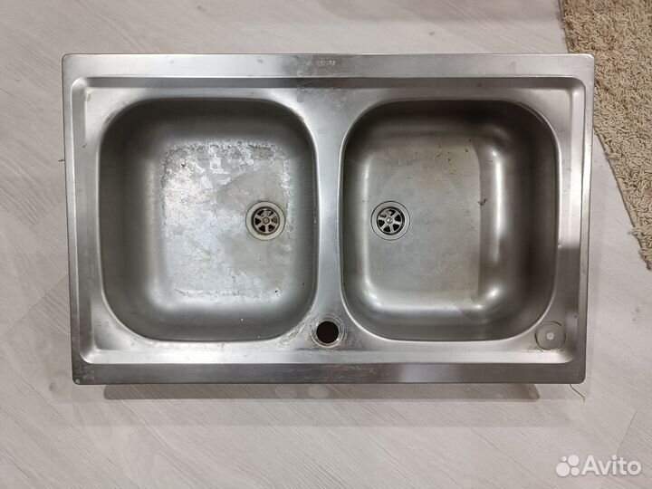 Металлическая раковина (двойная)