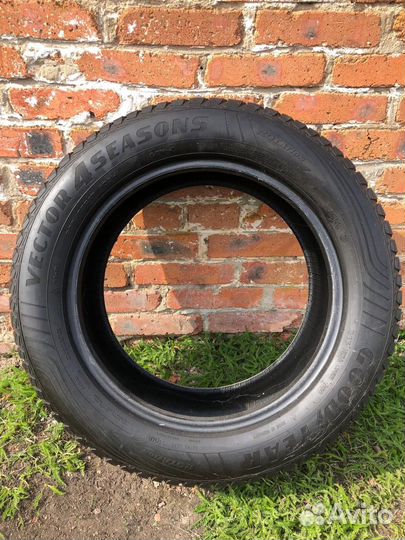 Goodyear Vector 4Seasons 235/55 R17