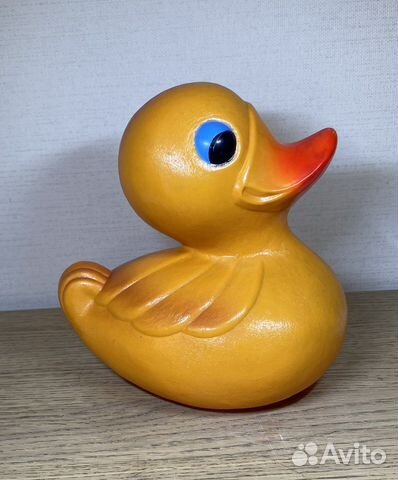Игрушка уточка большая колкий пластик целлулоид