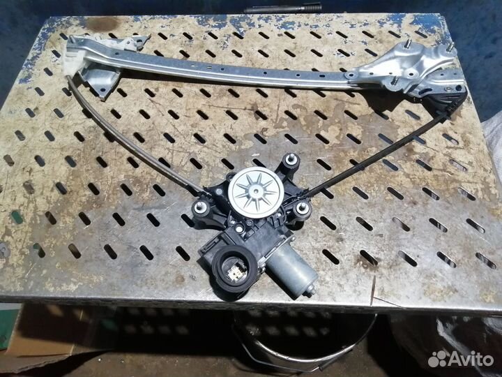 Стеклоподъемник передний левый Toyota RAV4 XA50