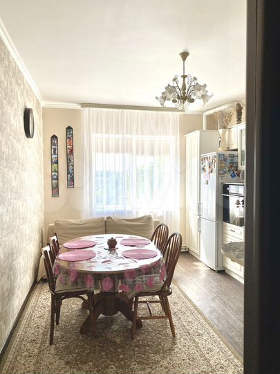 2-к. квартира, 82 м², 2/4 эт.