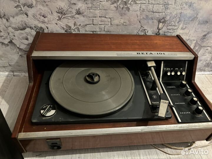 Виниловый проигрыватель пластинок вега 101