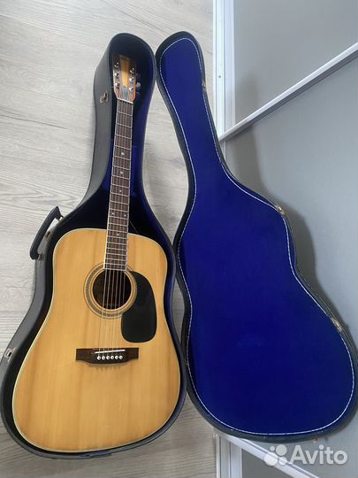 Винтажная акустическая гитара