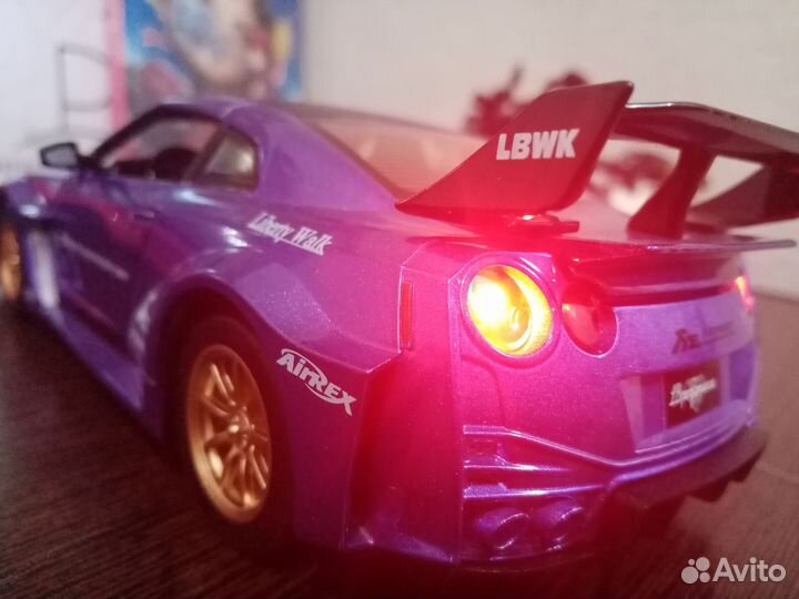 Развивающий автомобиль игрушка. Ниссан GTR