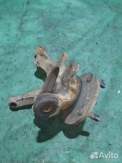 Кулак поворотный левый Nissan Almera N16