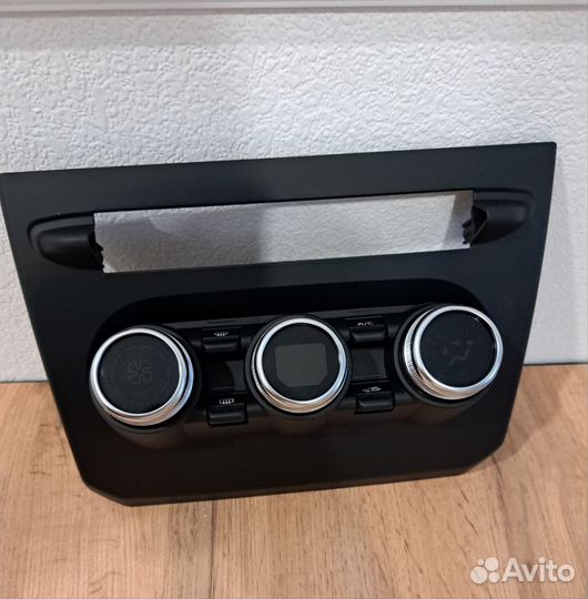 Блок управления климатом Renault Arkana 275105451R