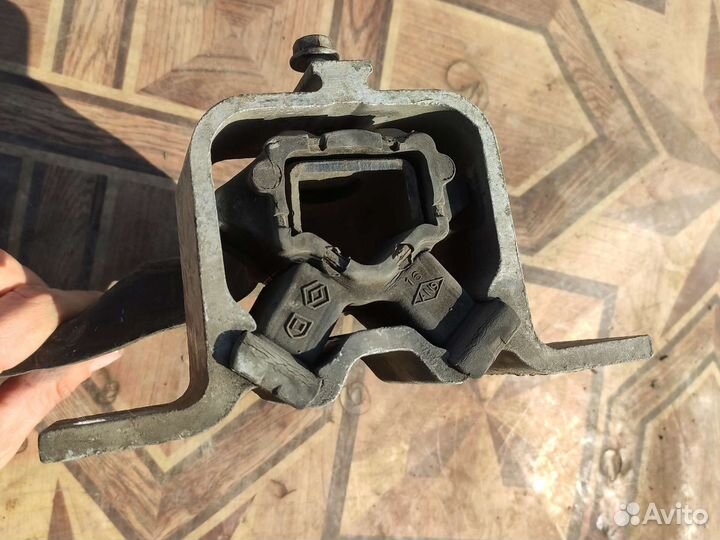 Подушка двигателя Рено Логан Сандеро