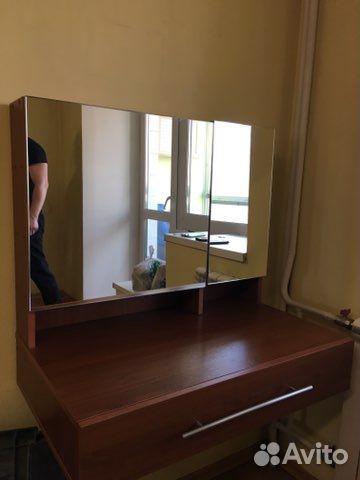 Косметический столик с зеркалом