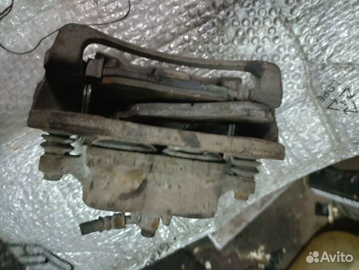 Передний правый суппорт Kia Sorento 1