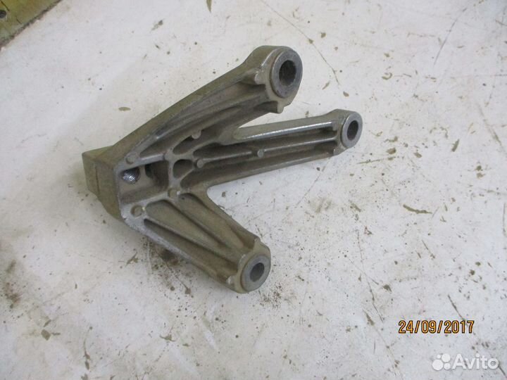 Кронштейн левой подушки двигателя Форд Фокус 2