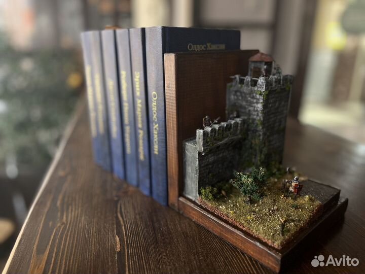 Держатель для книг. Средневековый замок Подставка