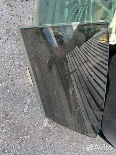 Стекло водительской и зад лев двери Cadillac bls