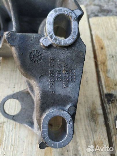 Кронштейн опоры двигателя правый Audi A4 B7