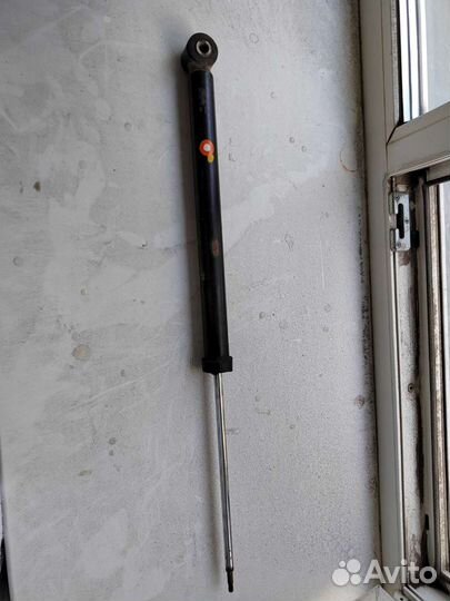 Стойка Газ-масло на mazda demio 2003г